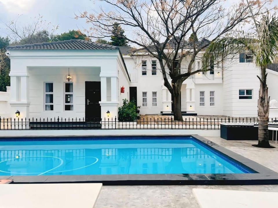 Vale Boutique 11 bdr Villa with Outdoor Cinema, 2 Jacuzzis & banquet Hall Villa in Sandton