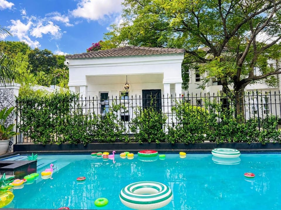 Vale Boutique 11 bdr Villa with Outdoor Cinema, 2 Jacuzzis & banquet Hall Villa in Sandton
