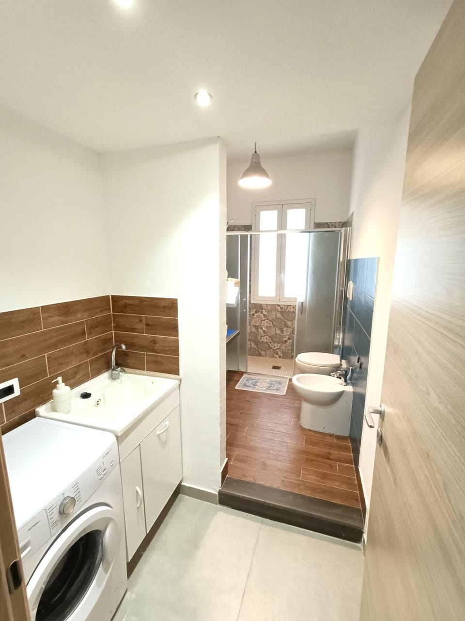 Bathroom, washing machine