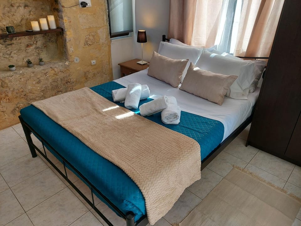 Bed, Bedroom, towels