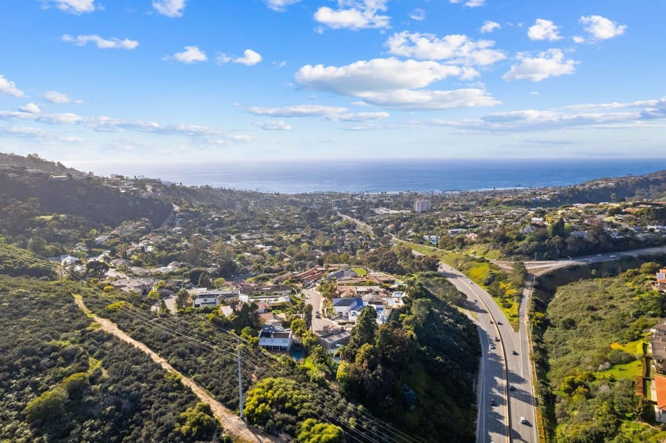Nearby landmark, Day, Neighbourhood, Natural landscape, Bird's eye view, City view, Mountain view, Sea view, Street view