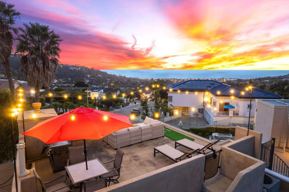 Property building, View (from property/room), Balcony/Terrace, Sea view, Sunrise, sunbed