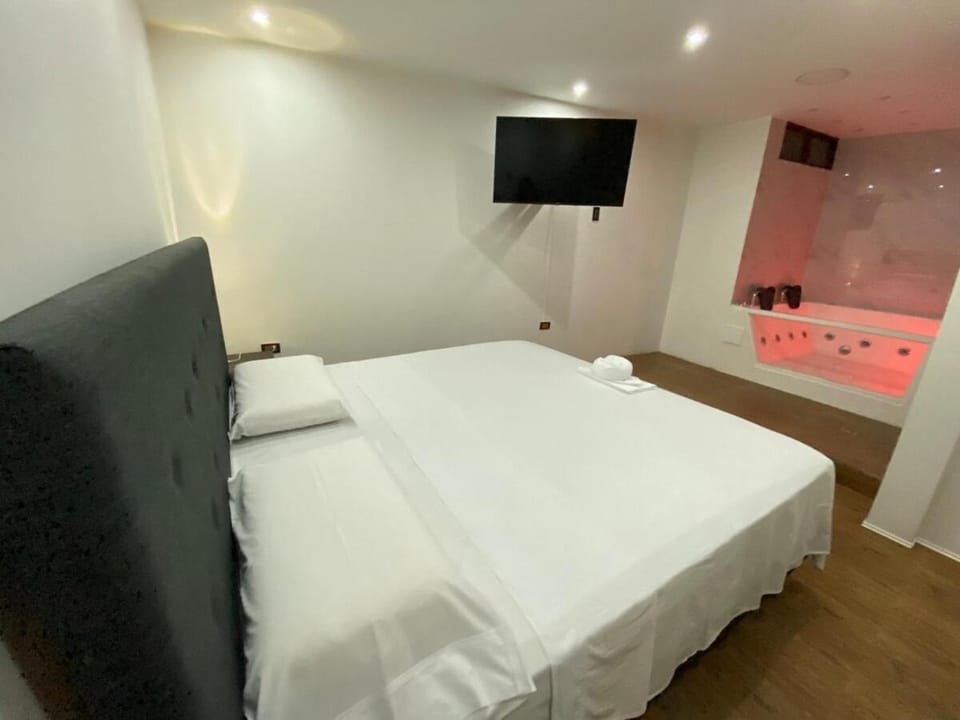 Bed, TV and multimedia, Photo of the whole room, Bedroom, towels