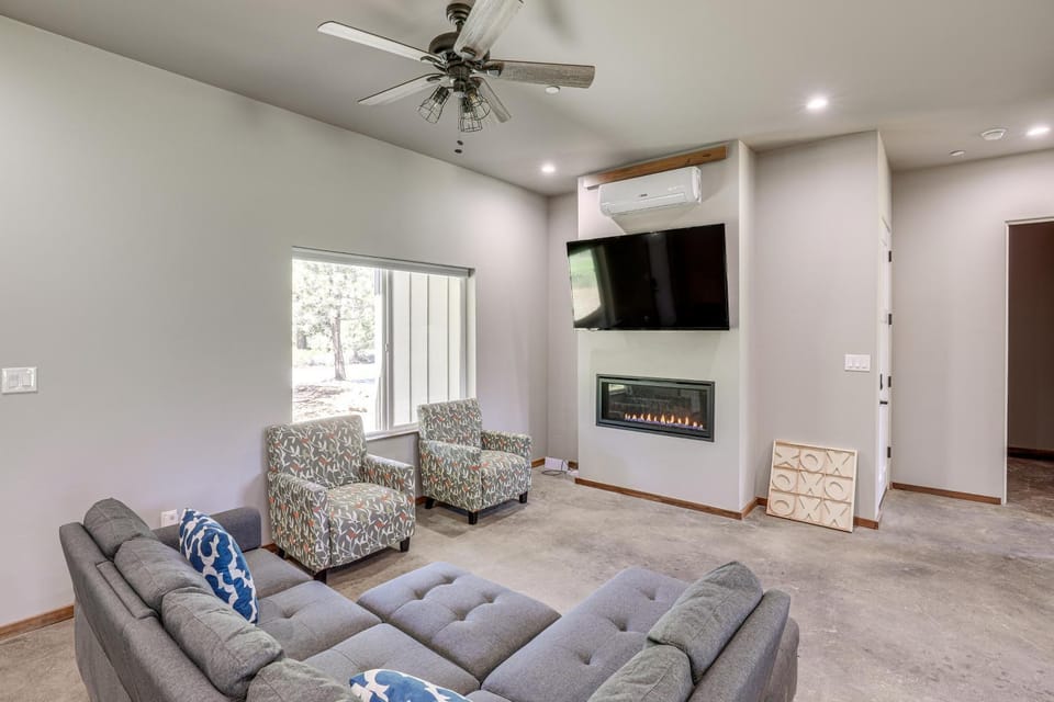 2 Mi to Lake Almanor Home with Golf Course Views! House in Lake Almanor