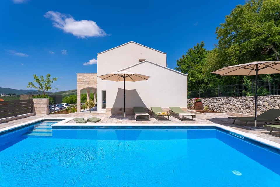 Balcony/Terrace, Swimming pool, air conditioner