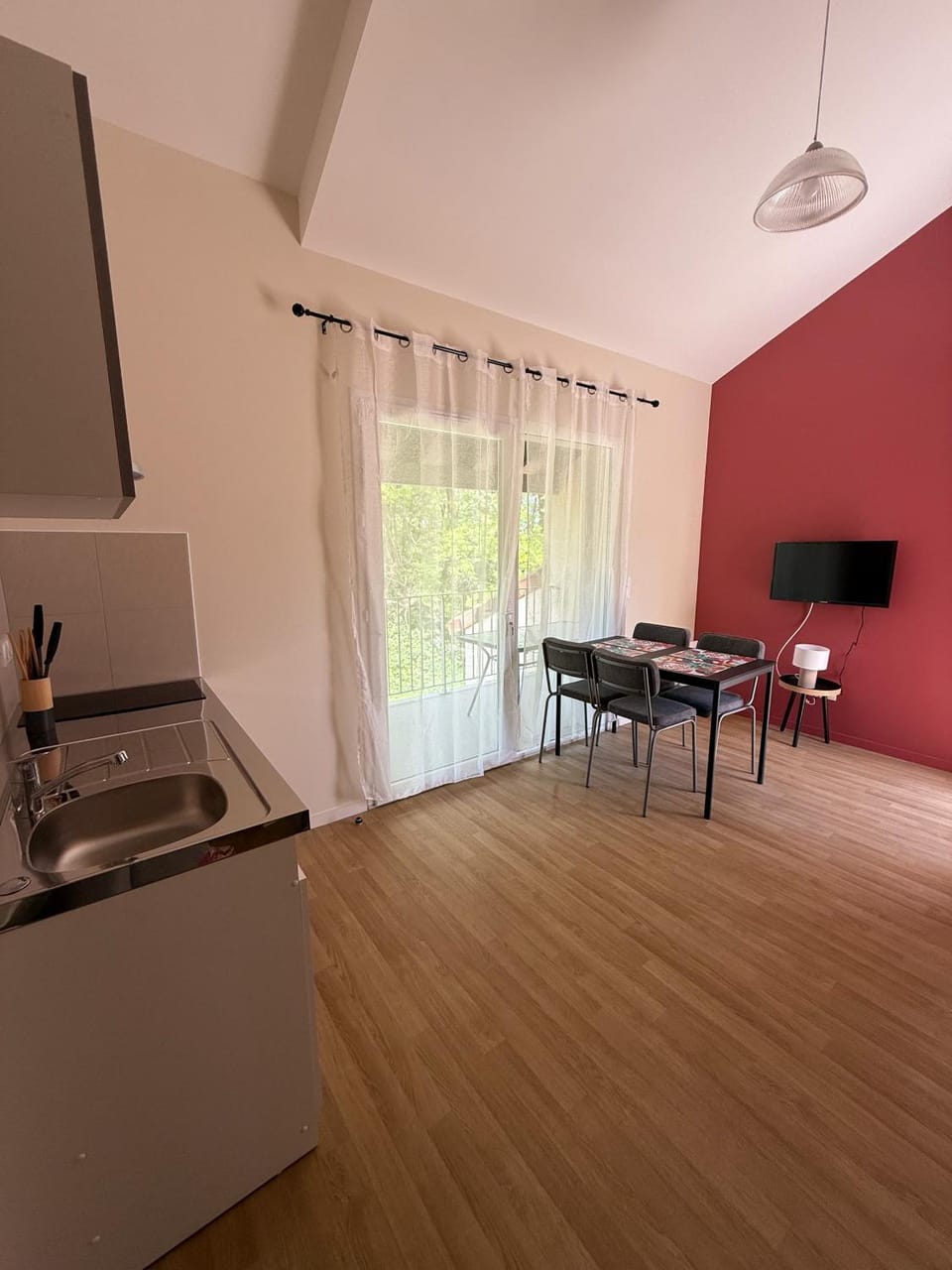 Kitchen or kitchenette, Dining area, stove