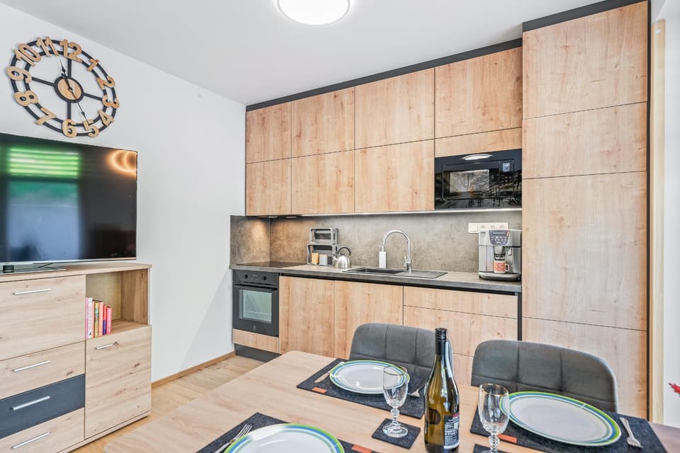 TV and multimedia, Kitchen or kitchenette, Dining area, minibar, oven, stove
