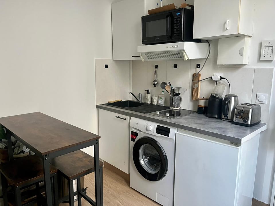 Kitchen or kitchenette
