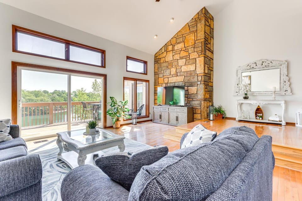 Swim and Boat Docks Lakefront Gem in Bella Vista! House in Bella Vista