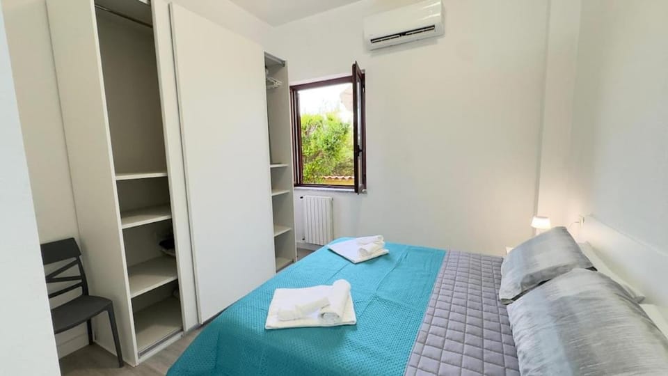 Blu Caletta - waterfront apartment with garden Apartment in La Caletta