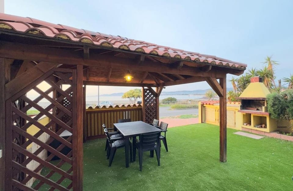 Blu Caletta - waterfront apartment with garden Apartment in La Caletta