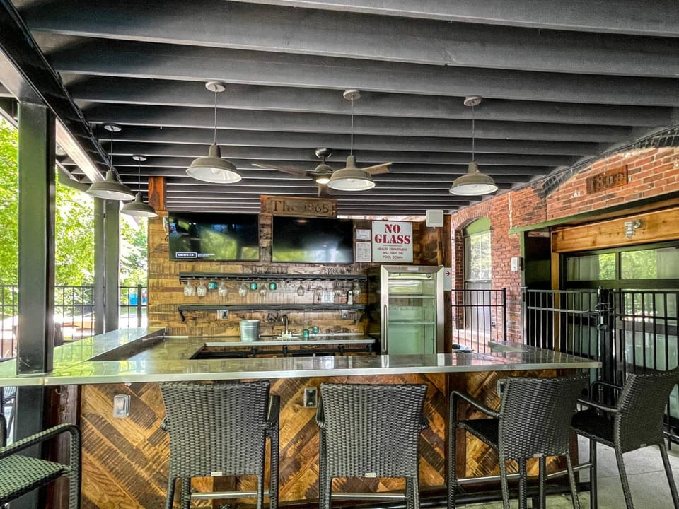 Stellar Condo Sleeps 4 10 mins from Broadway House in Nashville