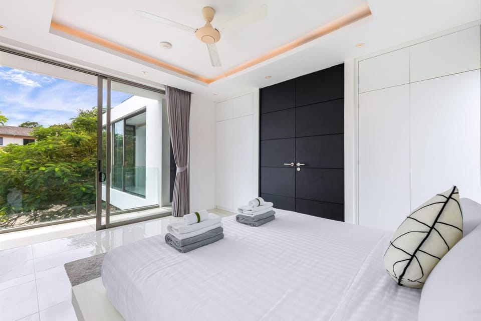 Bed, Day, View (from property/room), Balcony/Terrace, Photo of the whole room, Bedroom, towels