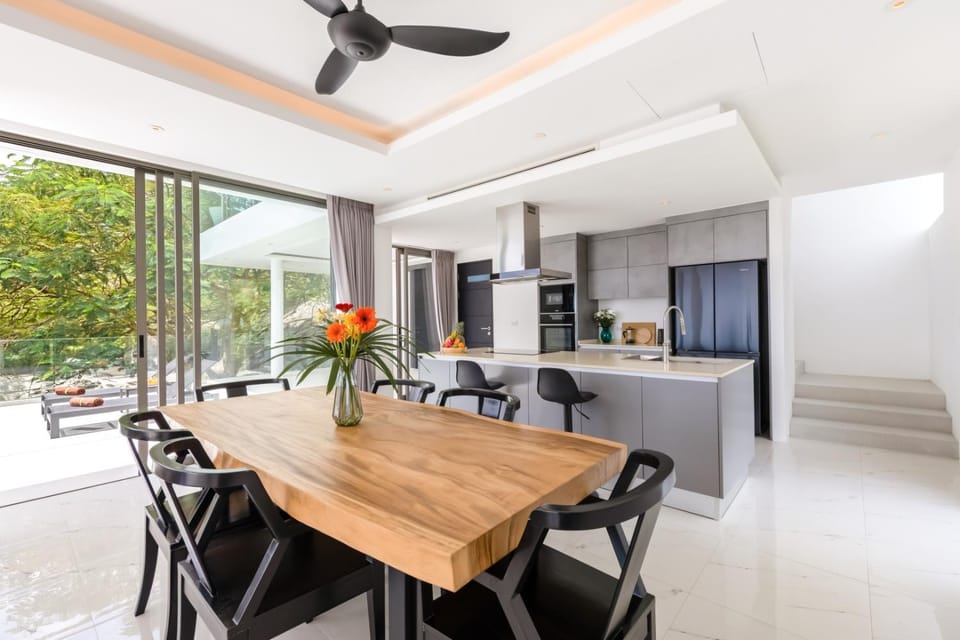 Kitchen or kitchenette, Living room, Seating area, Dining area