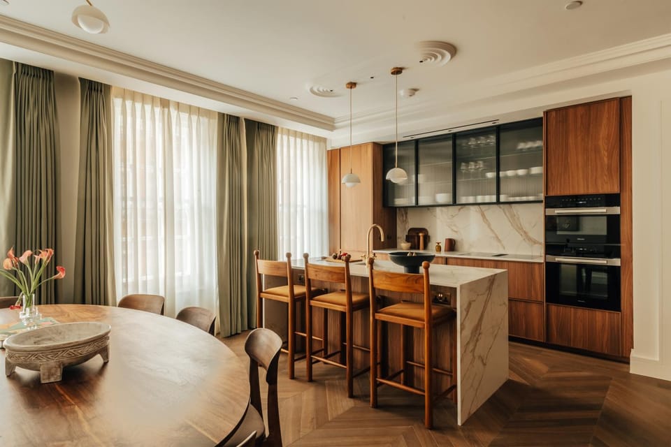 Coffee/tea facilities, Kitchen or kitchenette, Seating area, Dining area, oven