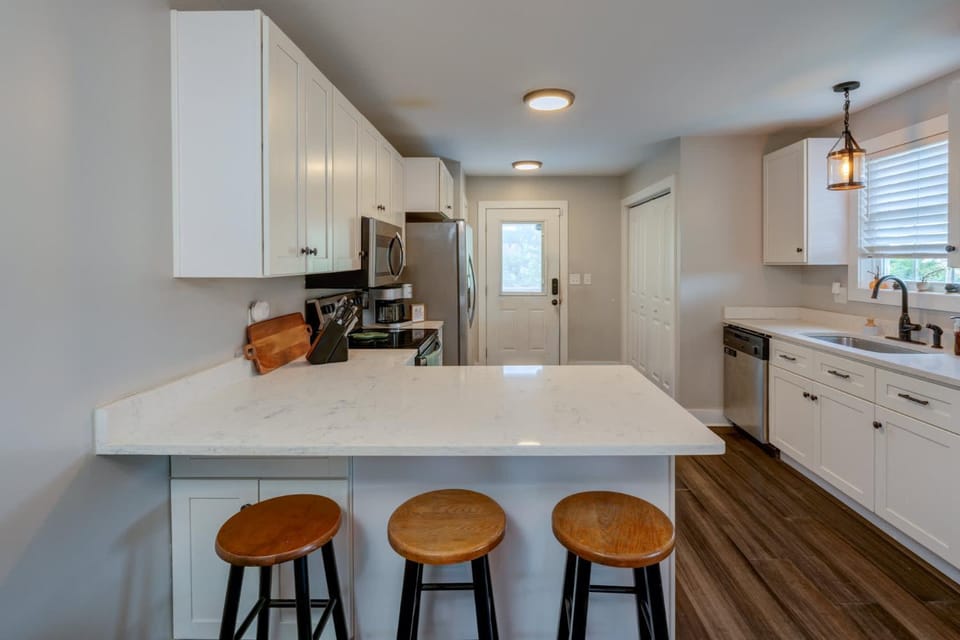 Centrally Located Cozy Pet Friendly Cottage House in Nashville
