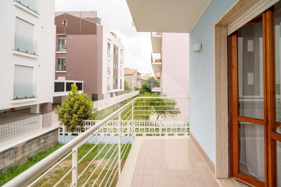 Property building, Day, Neighbourhood