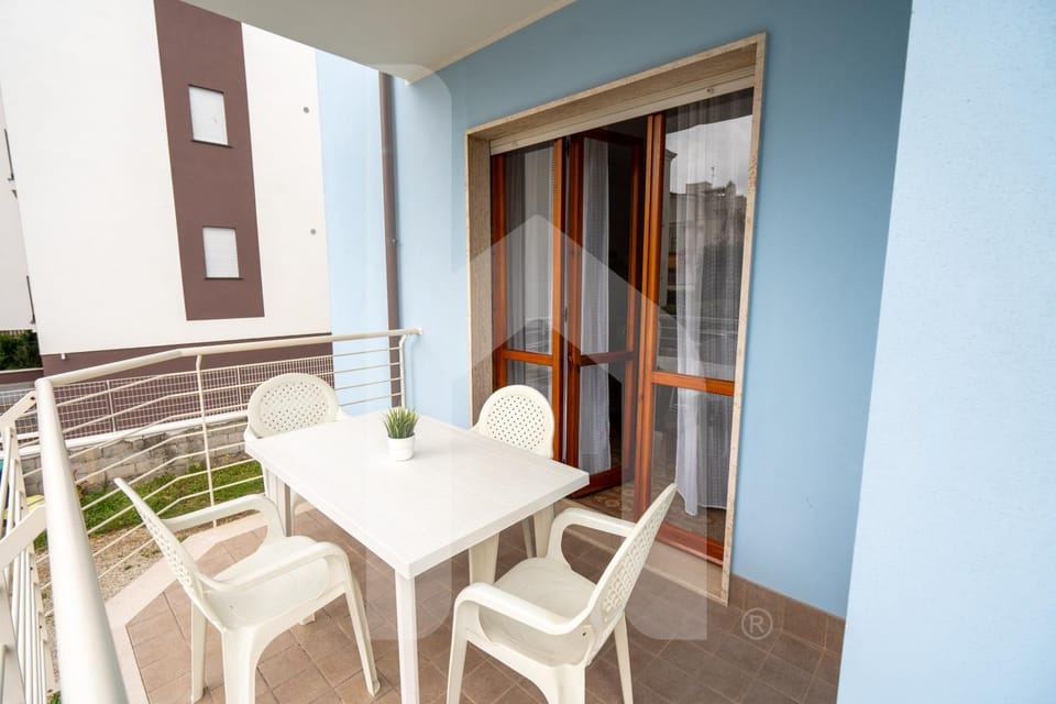 Day, Balcony/Terrace, Seating area, Dining area