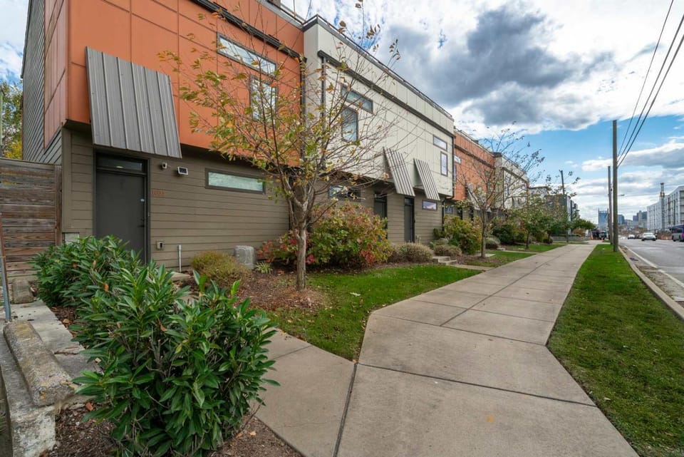 Modern 2 BDR Townhome Minutes from Downtown House in East Nashville