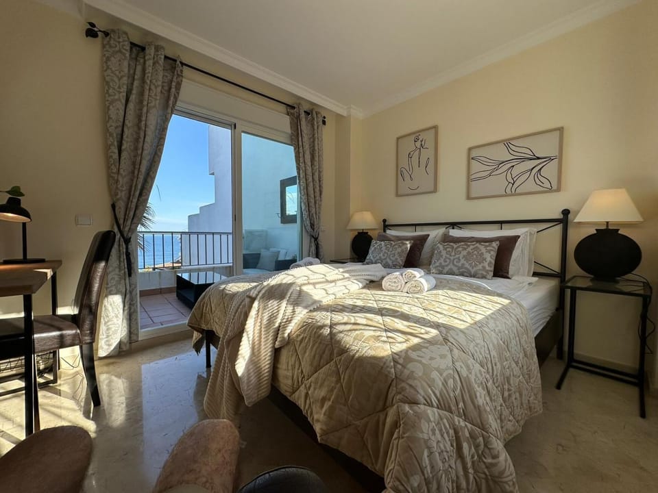 Penthouse of the Rising Sun, Casares Costa Apartment in Costa del Sol
