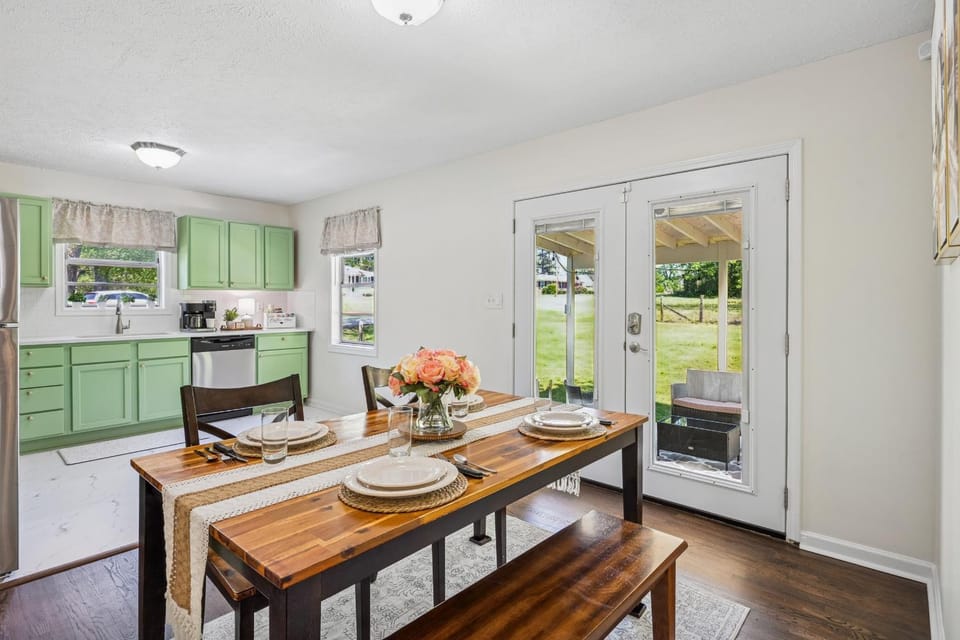 Kitchen or kitchenette, Dining area, dishwasher, microwave, oven, stove, toaster