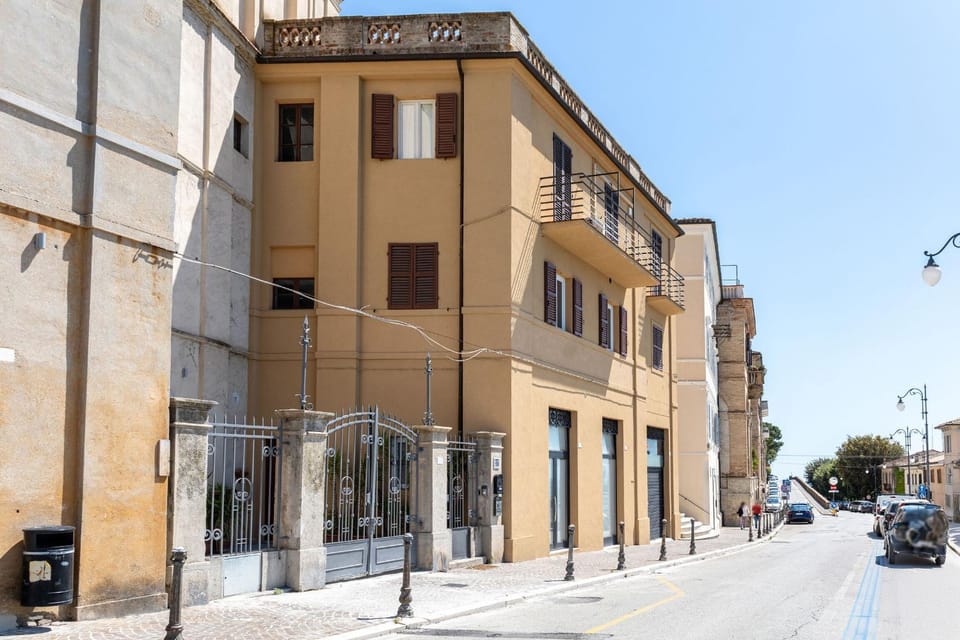 Property building, Day, Neighbourhood, City view, Street view, Location, Parking