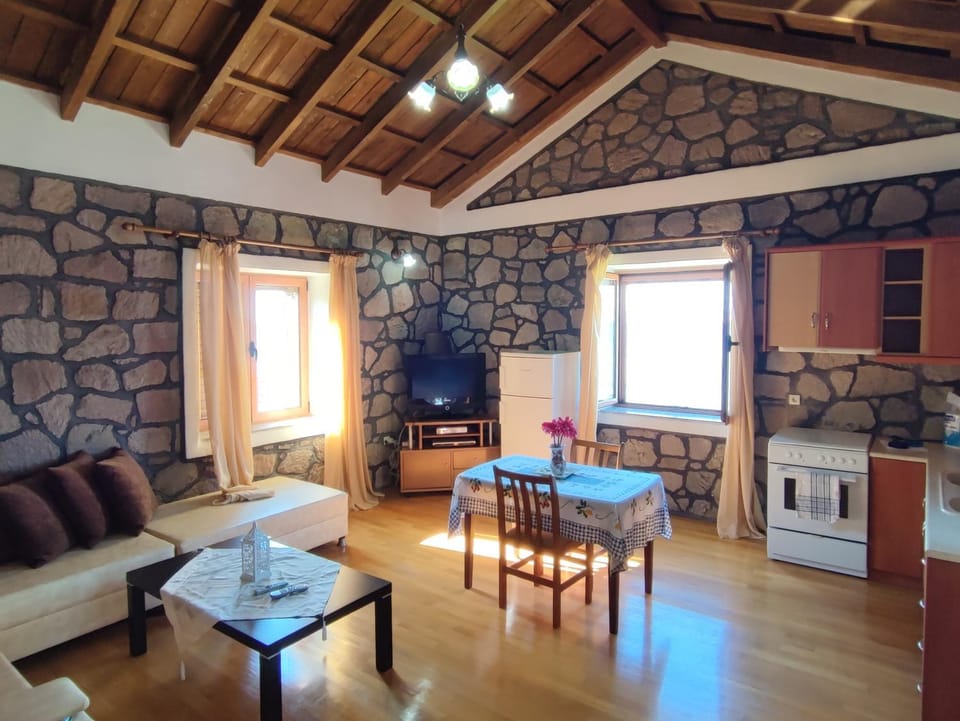 TV and multimedia, Living room, Seating area, kitchen, kitchen