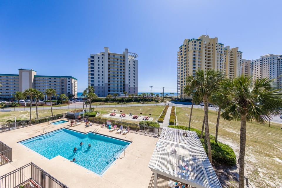 Day, Natural landscape, Hot Tub, Pool view, Swimming pool, Swimming pool, sunbed