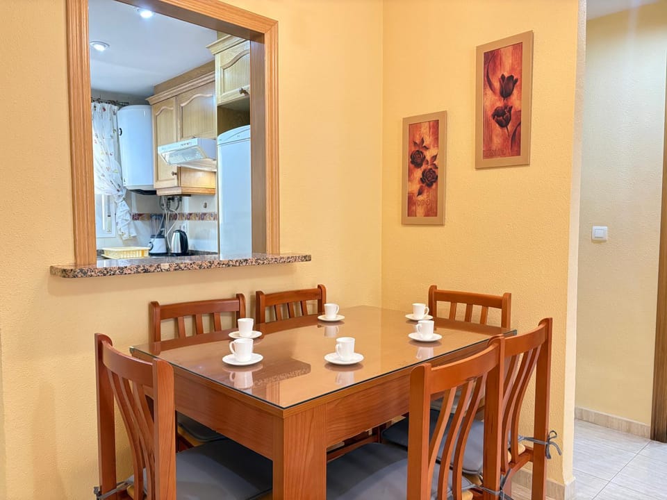 Kitchen or kitchenette, Dining area