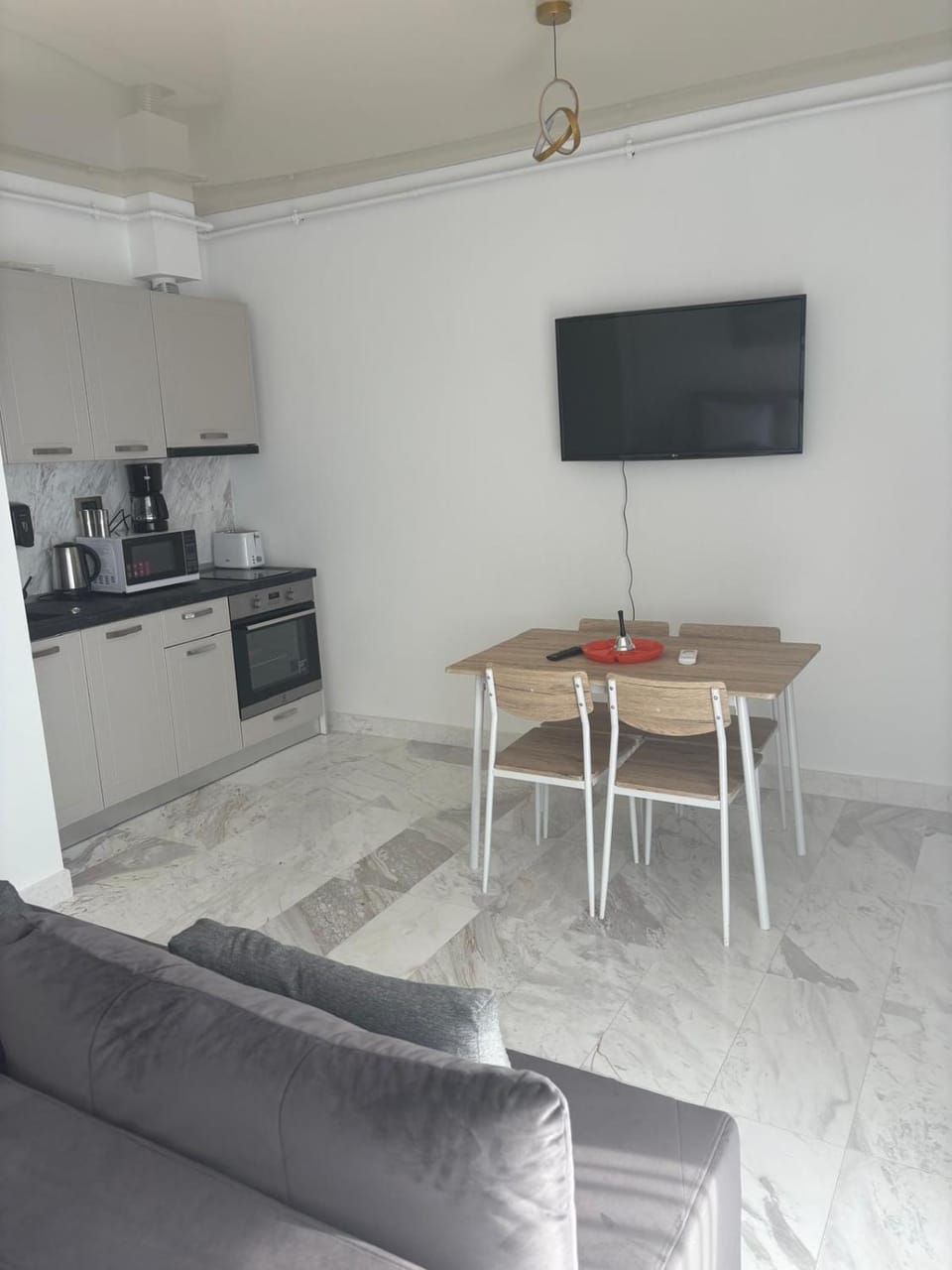 TV and multimedia, Coffee/tea facilities, Kitchen or kitchenette, Seating area, microwave, kitchen