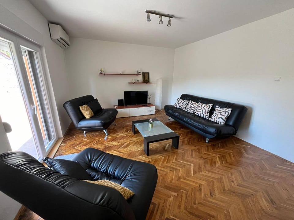 Communal lounge/ TV room, TV and multimedia, Living room
