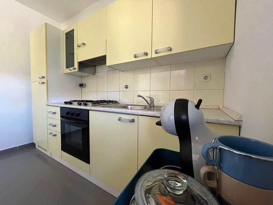 Kitchen or kitchenette, dishwasher