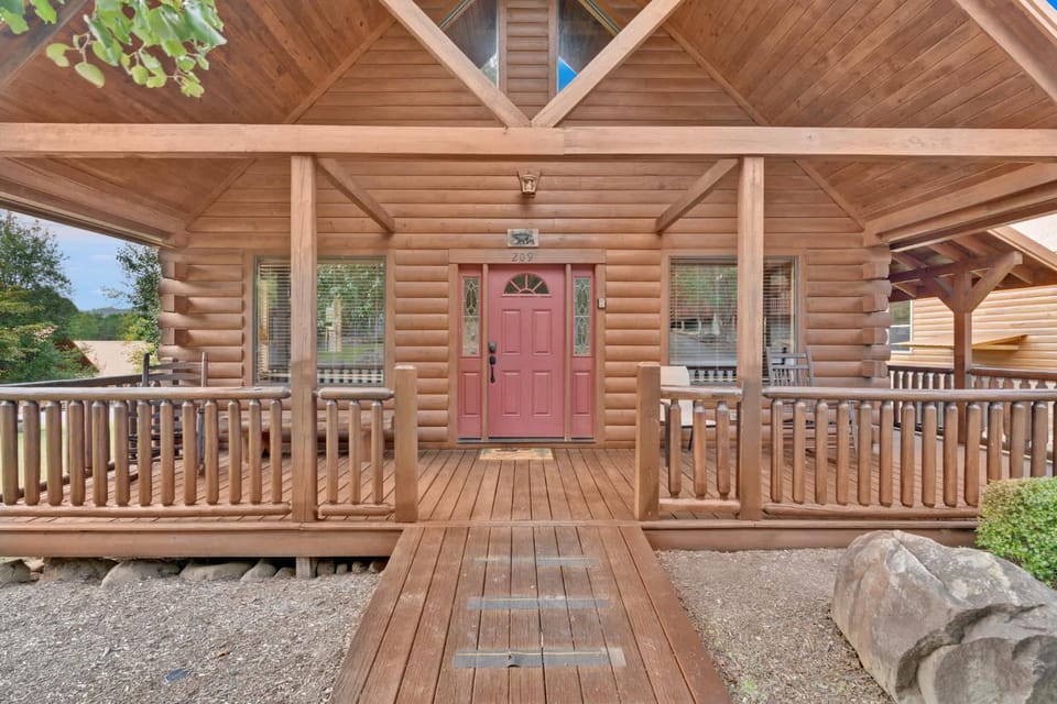 3 BDR Log Cabin in Cozy Resort with Private Hot Tub Cabin in Pittman Center
