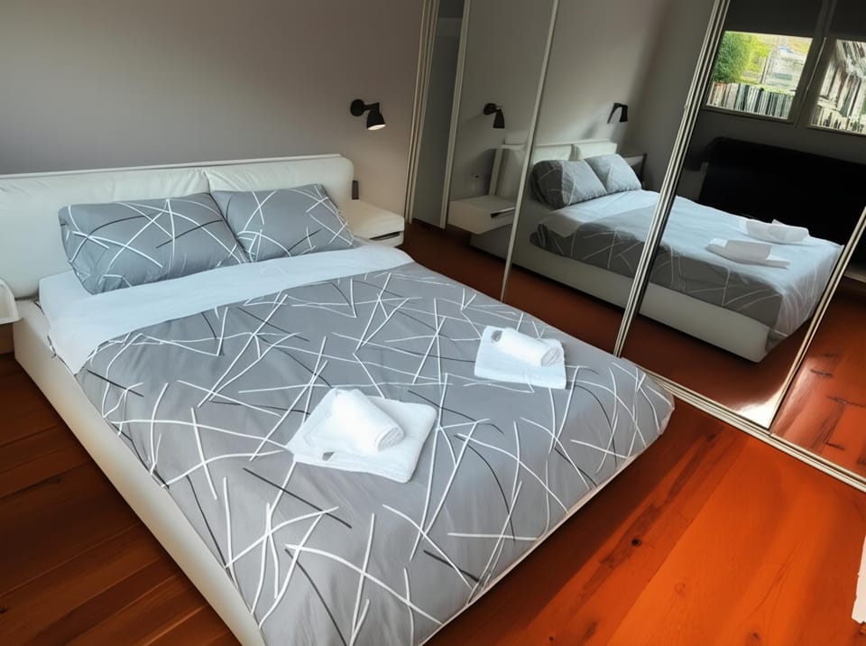 Bed, Bedroom, towels
