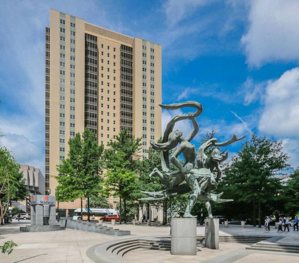 Downtown condo w balcony & workspace House in Atlanta