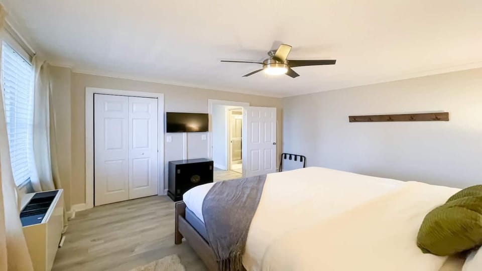 Downtown condo w balcony & workspace House in Atlanta