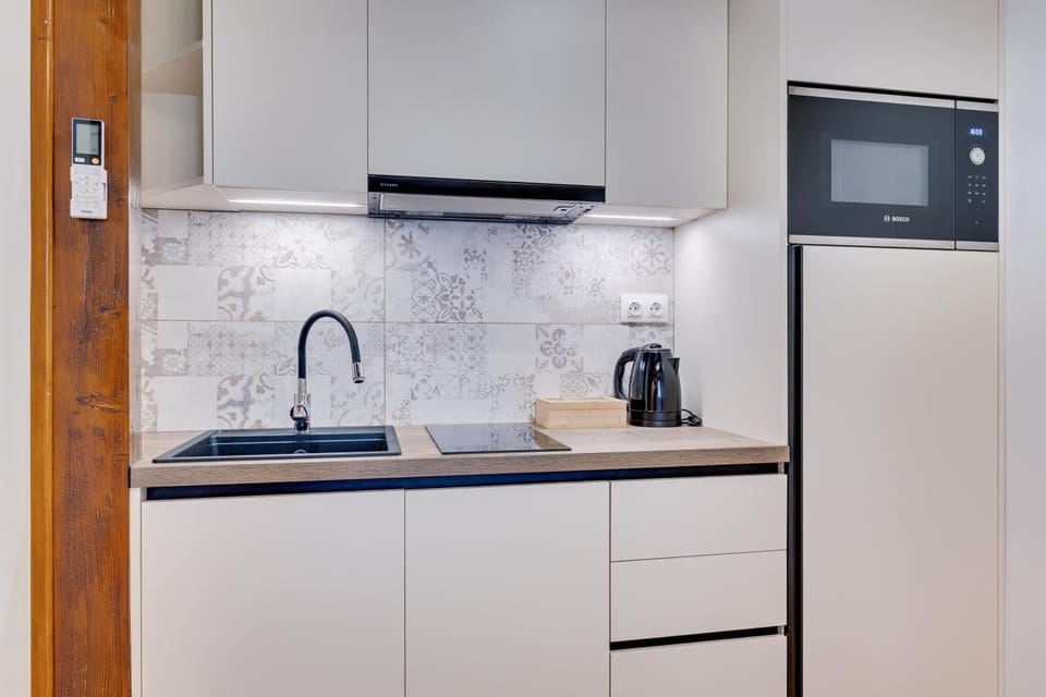 Coffee/tea facilities, Kitchen or kitchenette, microwave, stove, kitchen