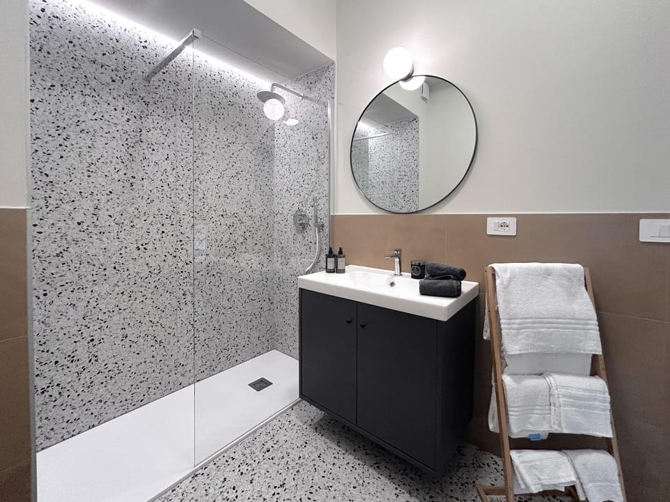 Shower, Bathroom, towels