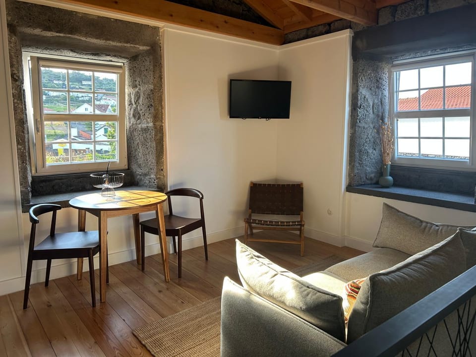 TV and multimedia, Living room, Seating area, Dining area