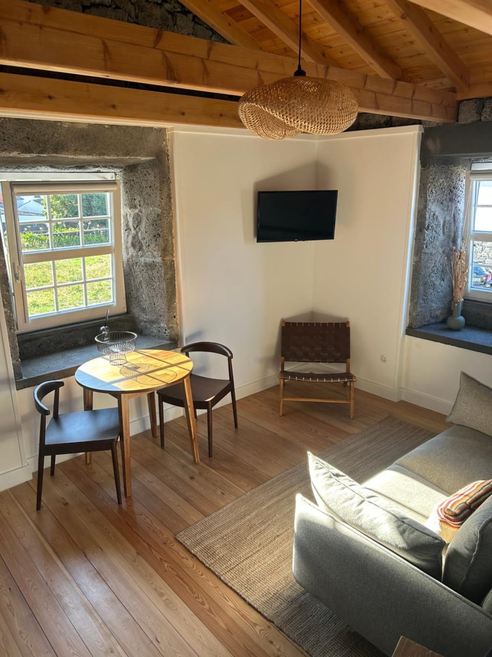 TV and multimedia, Living room, Seating area, Dining area