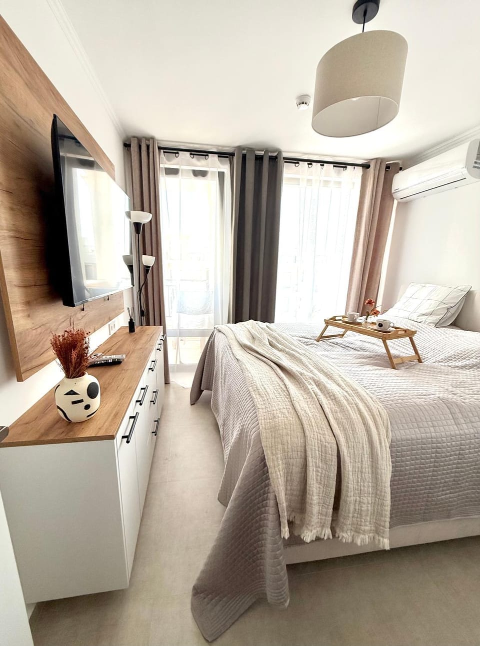 Bed, TV and multimedia, Bedroom