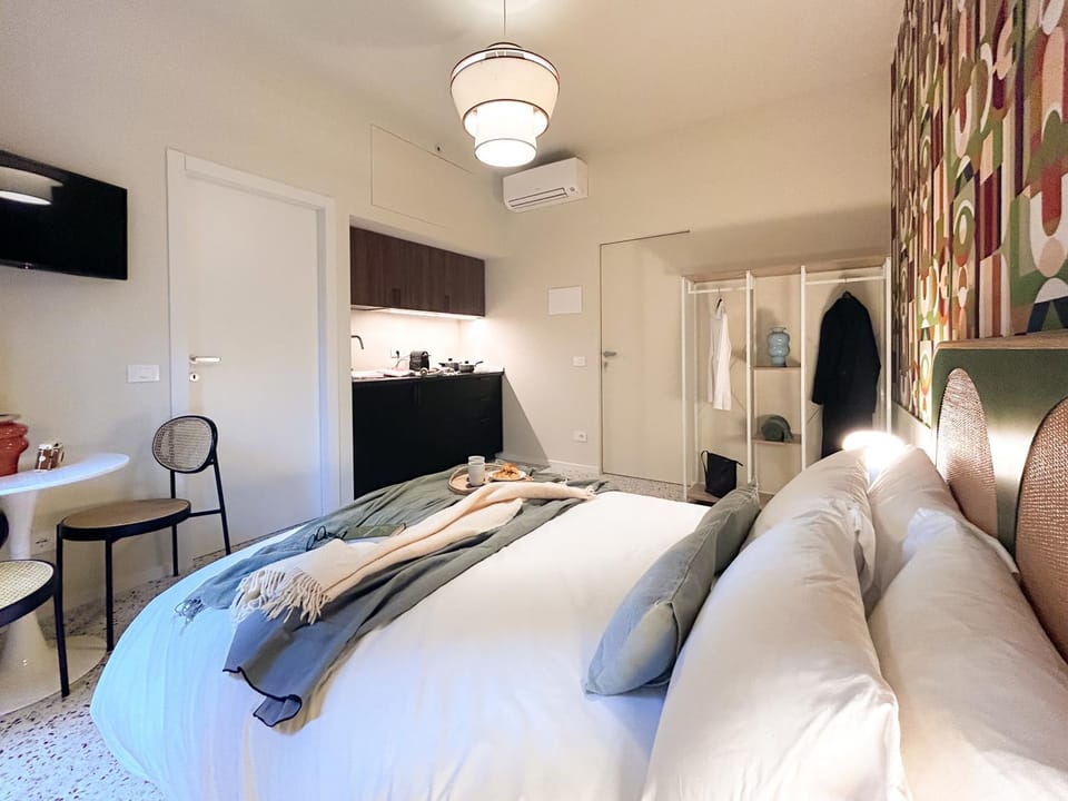 Photo of the whole room, air conditioner