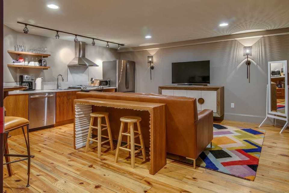 Comfy Family Retreat for 4 in DT Walk to Broadway House in East Nashville
