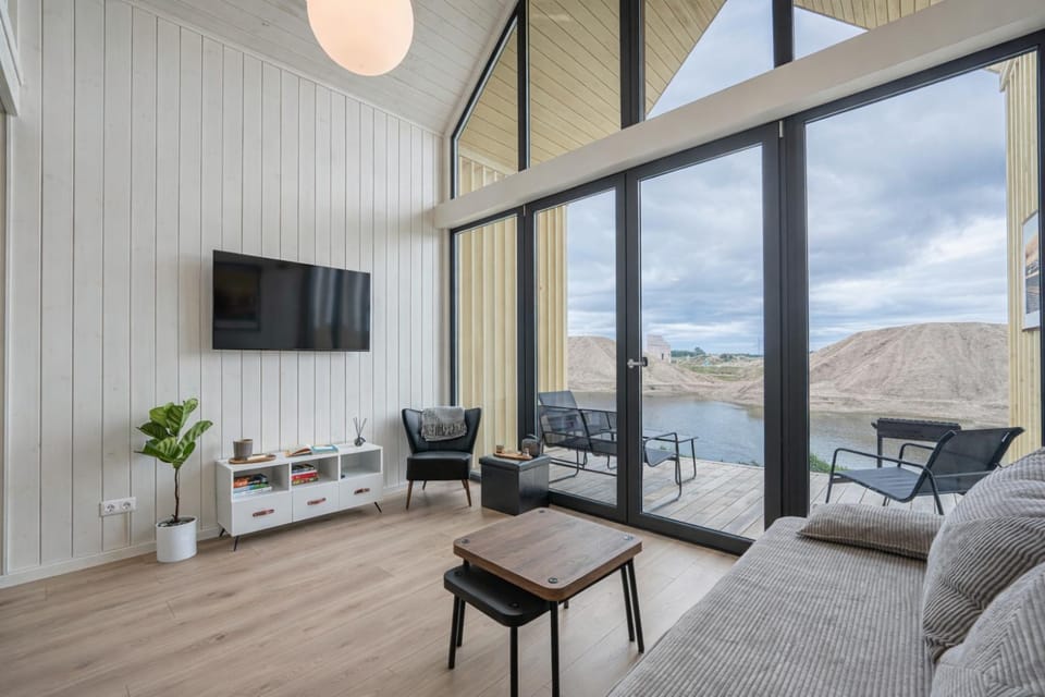 Communal lounge/ TV room, Natural landscape, TV and multimedia, Living room, Seating area, Evening entertainment