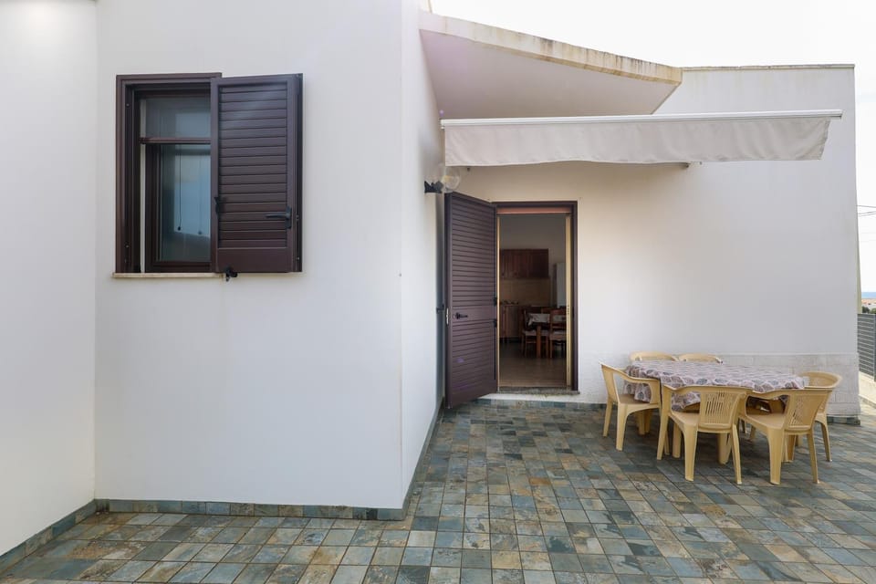 Patio, Day, Dining area
