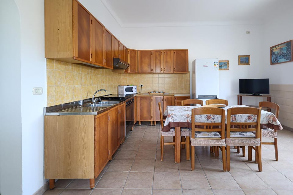 TV and multimedia, Kitchen or kitchenette, Dining area, oven, stove