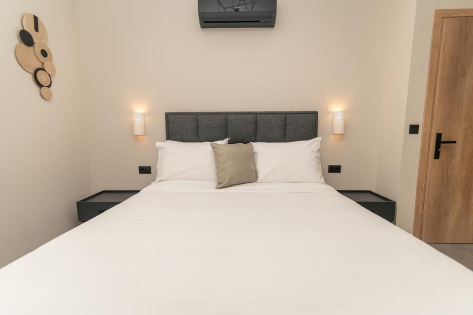 Bed, Photo of the whole room, Bedroom, wardrobe, air conditioner