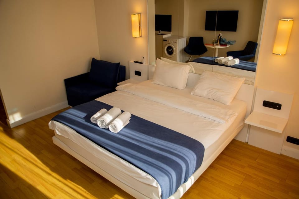 Bed, TV and multimedia, Photo of the whole room, Bedroom, towels