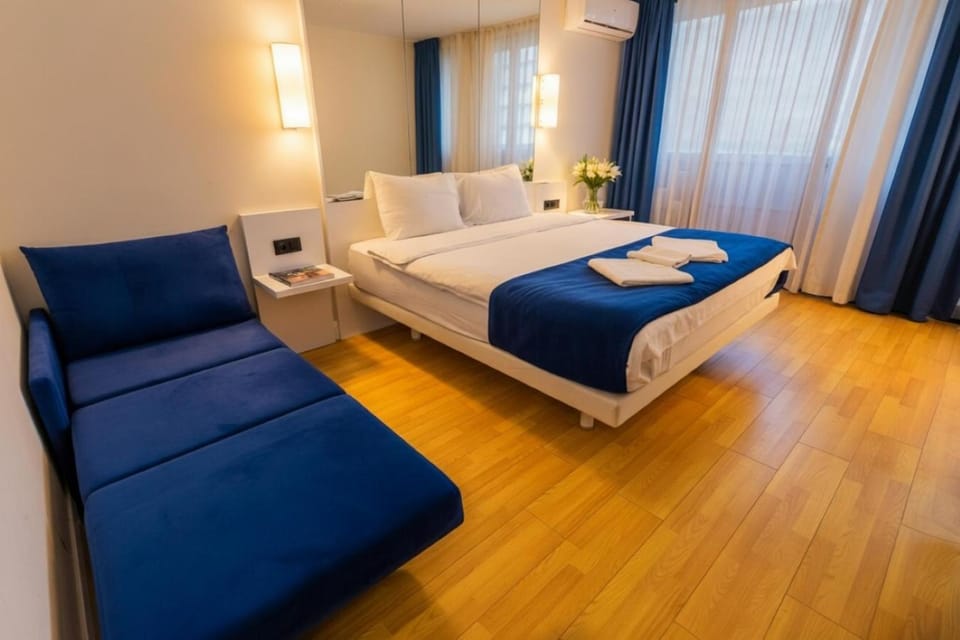 Bed, Living room, Photo of the whole room, Seating area, Bedroom, towels, air conditioner