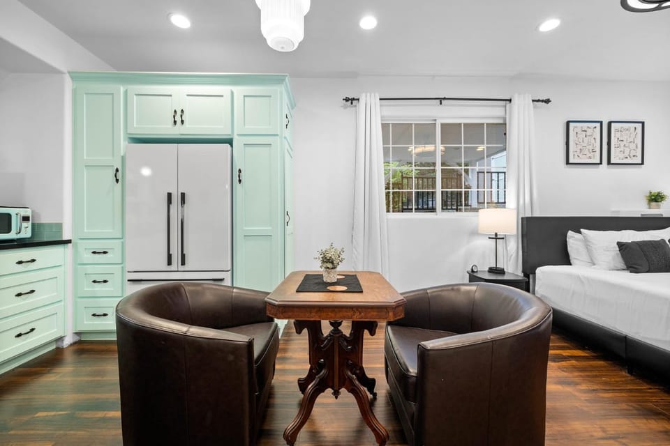 Seating area, Bedroom, microwave